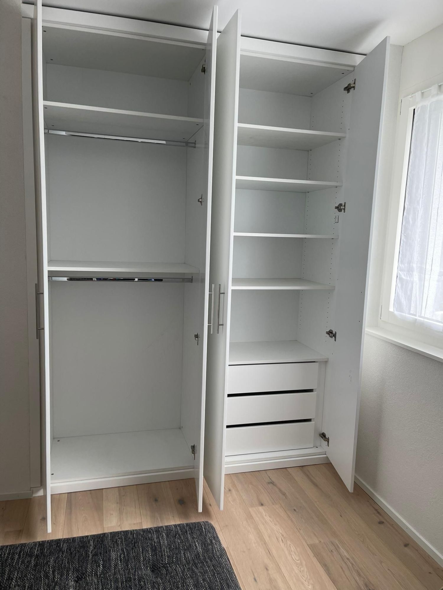 Armoire blanche sur mesure avec tiroirs