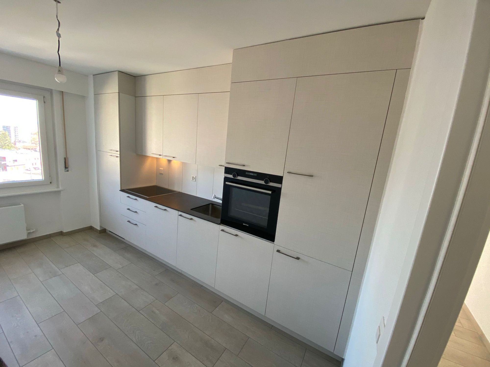 Cuisine blanche avec colonne four
