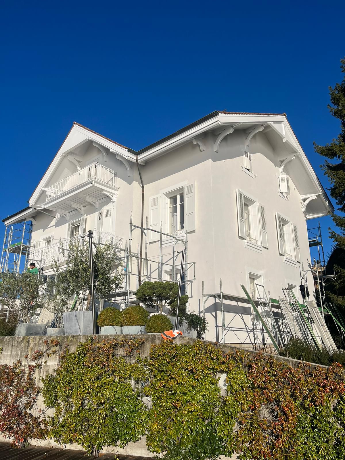 Villa à la façade repeinte en blanc