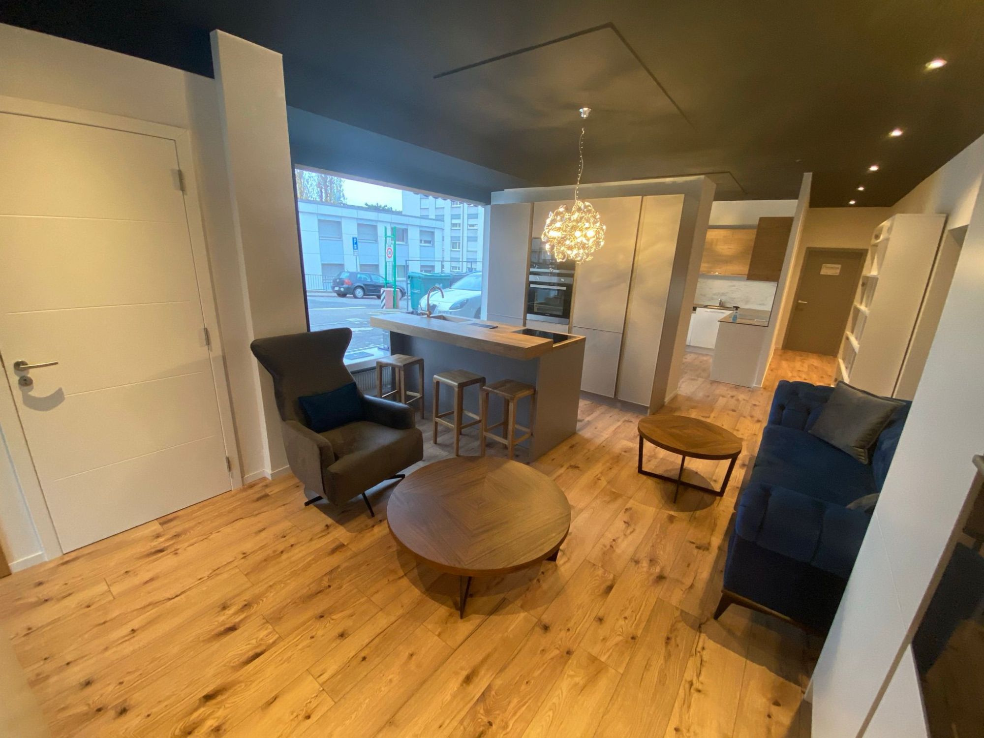 Cuisine avec îlot et parquet chêne massif
