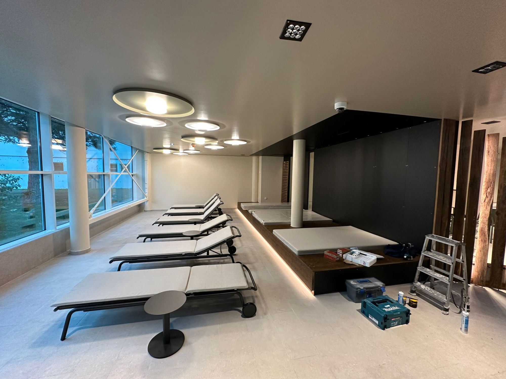 Faux-plafond avec luminaires circulaires